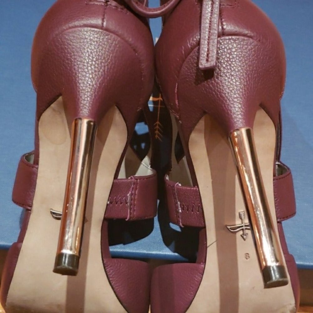 Burgundy Color Pour La Victoire Zanie Cut-Out Pump - Picture 6 of 8